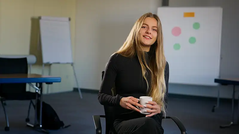 Junge Frau in einer Interviewszene für einen Imagefilm eines Unternehmens