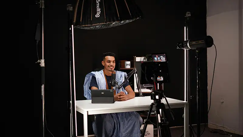 YouTube-Studio mit Lichttechnik und Kameraequipment